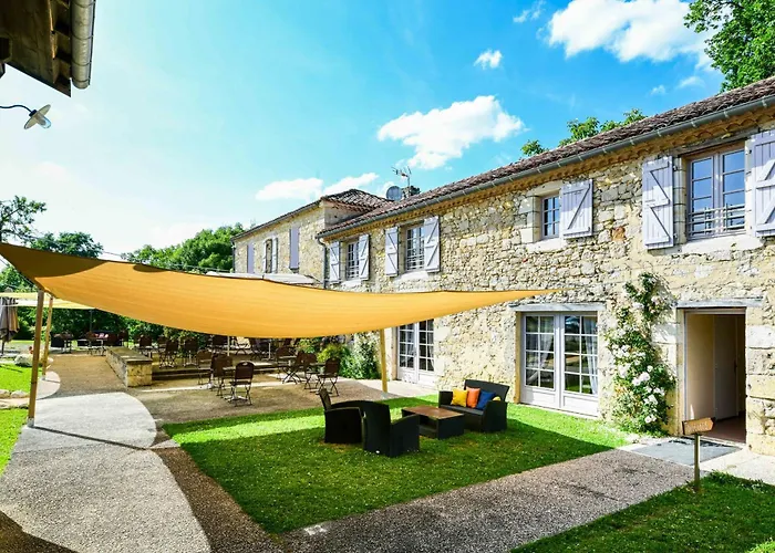 Logis Hotel & Restaurant - Auberge De Larressingle